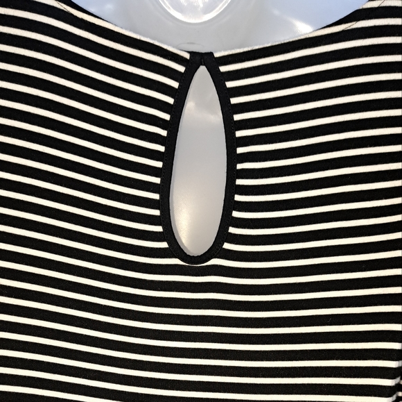 Cable & Gauge Black & White Striped Peplum Top Medium Women's Stretch V Neck - Picture 4 of 12